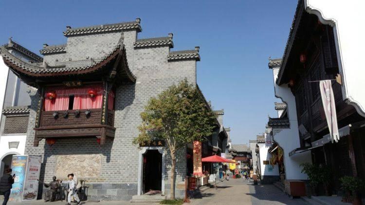 笑脸球的冒险之旅